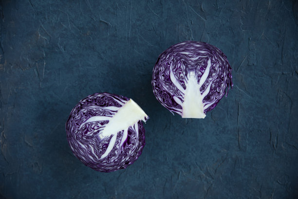 新鲜的有机卷心菜可以做沙拉或素餐图片下载