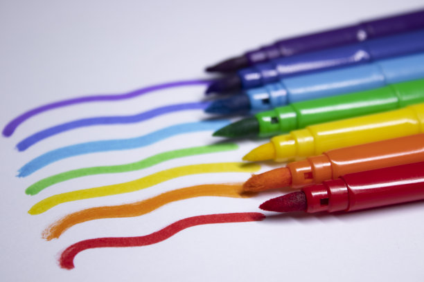 一堆彩色记号笔按彩虹的顺序排列。文具的概念。副本的空间。孤立的图片下载