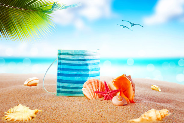 带有蓝色假日条纹的冠状病毒面具图片下载