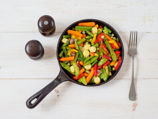 在平底锅里炸的新鲜蔬菜。图片下载