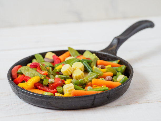 在平底锅里炸的新鲜蔬菜。图片下载