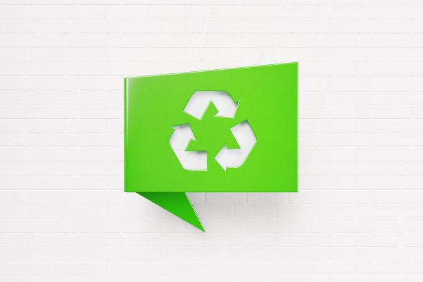 回收符号绘制绿色聊天气泡在白色砖墙的背景图片下载