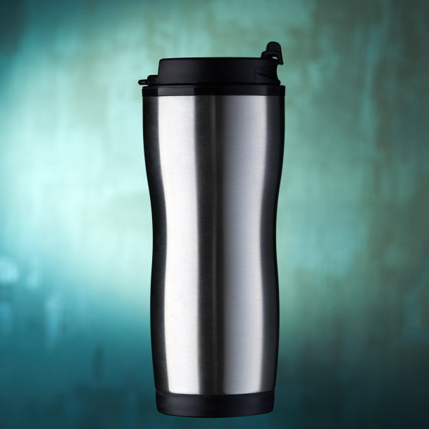 不锈钢咖啡杯正面视图。热旅行杯，用来喝热茶饮料。在水蓝色模糊的背景上。设计的空白。影棚拍摄。图片下载