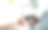 女人使用笔记本电脑和智能手机工作学习假期cady在海滩的背景。商业、金融、交易、股票市场和社交网络的概念。图片下载