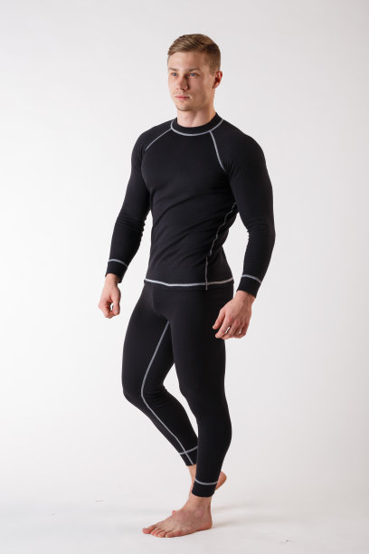 白色背景下穿着保暖内衣的人。运动服装。图片下载