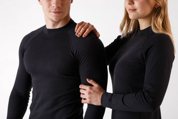 白色背景下穿着保暖内衣的男孩和女孩图片下载