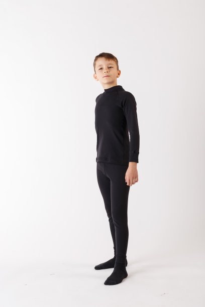 白色背景下穿着保暖内衣的男孩。运动服装。图片下载