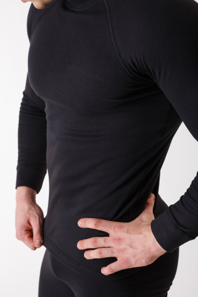 白色背景下穿着保暖内衣的人。运动服装。图片下载