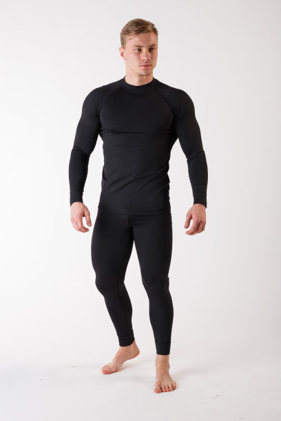 白色背景下穿着保暖内衣的人。运动服装。图片下载