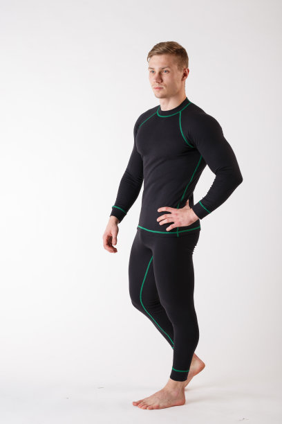 白色背景下穿着保暖内衣的人。运动服装。图片下载