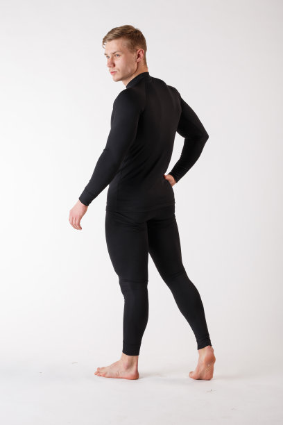 白色背景下穿着保暖内衣的人。运动服装。图片下载