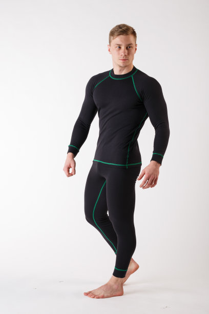 白色背景下穿着保暖内衣的人。运动服装。图片下载