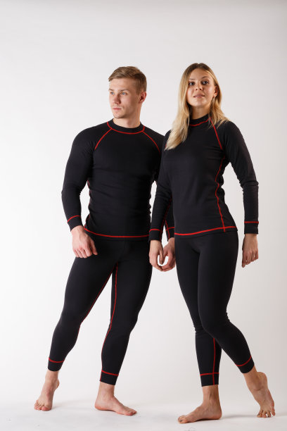 白色背景下穿着保暖内衣的男孩和女孩图片下载