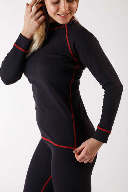 白色背景下穿着保暖内衣的女孩。运动服装。图片下载