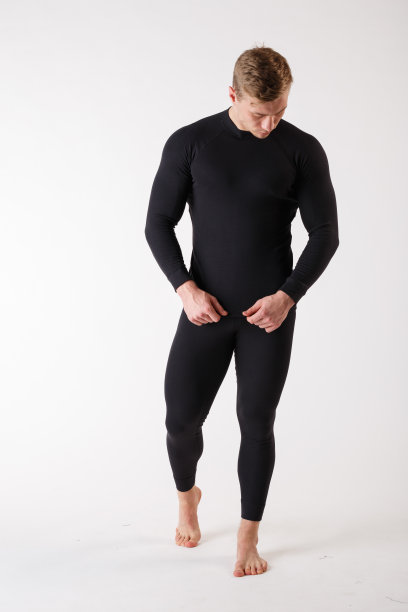 白色背景下穿着保暖内衣的人。运动服装。图片下载