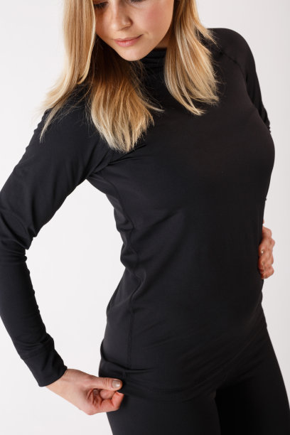 白色背景下穿着保暖内衣的女孩。运动服装。图片下载