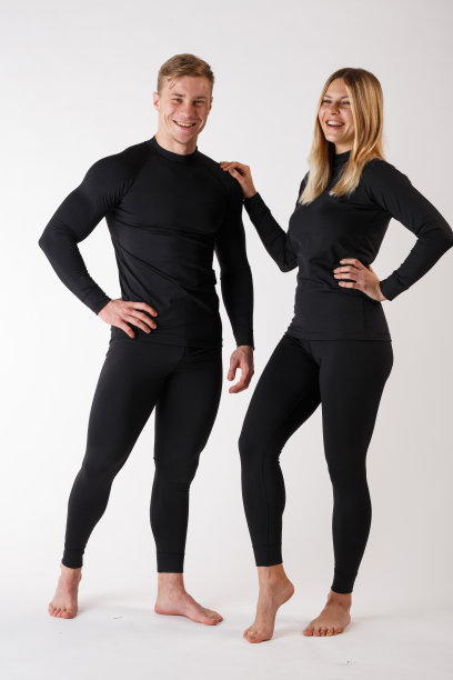 白色背景下穿着保暖内衣的男孩和女孩图片下载