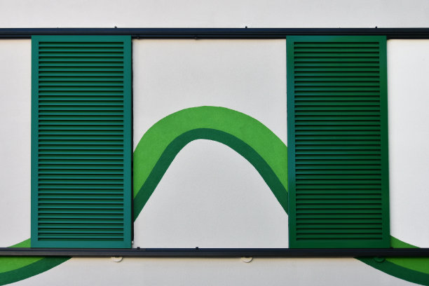 白色墙壁上有两扇绿色紧闭的窗户，中间有线条图片下载