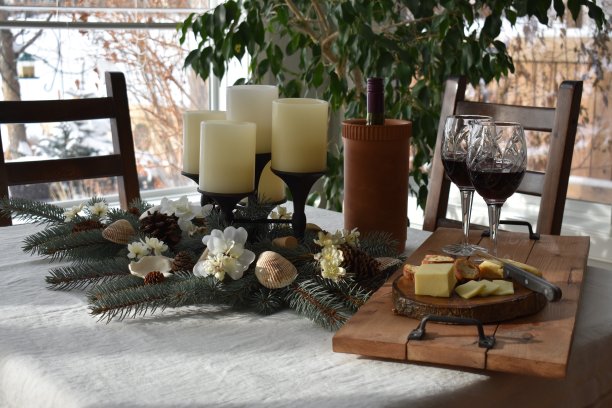 葡萄酒和奶酪开胃菜，在可爱的冬天晚上在家浪漫约会之夜图片下载
