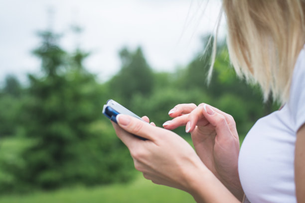 近距离照片的女性手触摸屏幕智能手机图片下载