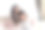 家庭学校亚洲年轻女孩学习网上和做家庭作业使用电脑上网与母亲的帮助，教和鼓励。女孩笑着和小猫一起在家里学习和玩耍。图片下载