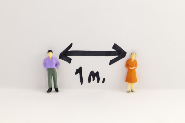 社交距离规则，两个模型人类彼此保持距离，1米。在后台写作图片下载