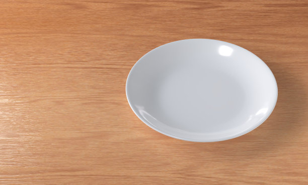 木桌上放着空白的白色陶瓷盘子图片下载