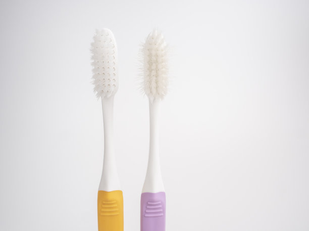 比较的概念。旧的和新的粉彩牙刷在白色背景上的比较。图片下载