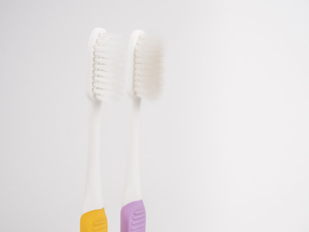 比较的概念。旧的和新的粉彩牙刷在白色背景上的比较。图片下载