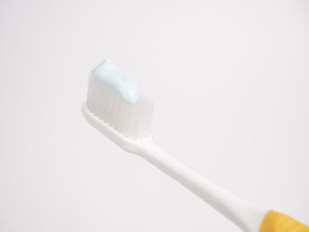 口语的概念。把黄色的牙刷和蓝色的牙膏合起来。图片下载