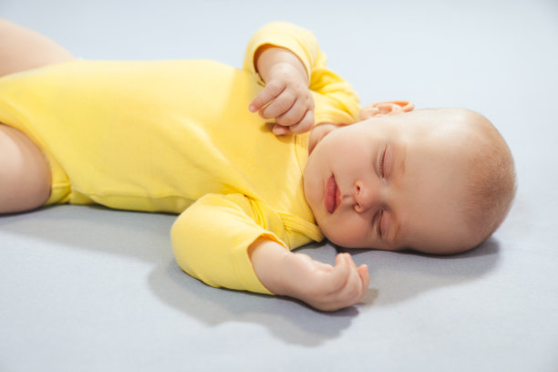 新生儿睡在床上，新的家庭和婴儿保护概念素材图片