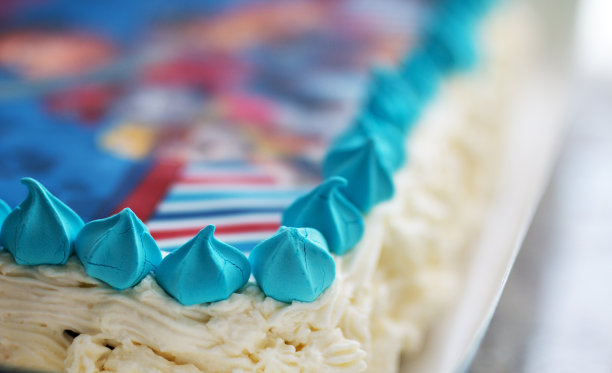 带棉花糖的儿童庆祝蛋糕图片下载