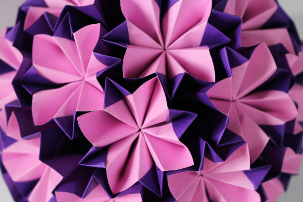 日本传统的折纸花形装饰图片下载