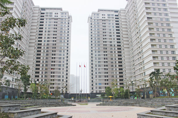 漂亮的公寓建筑和一个大的主场图片下载