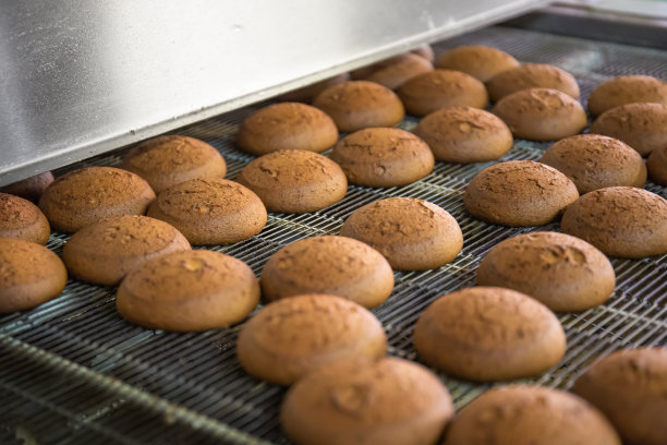 在工厂传送带上的蛋糕、糖果或甜点等甜食图片下载