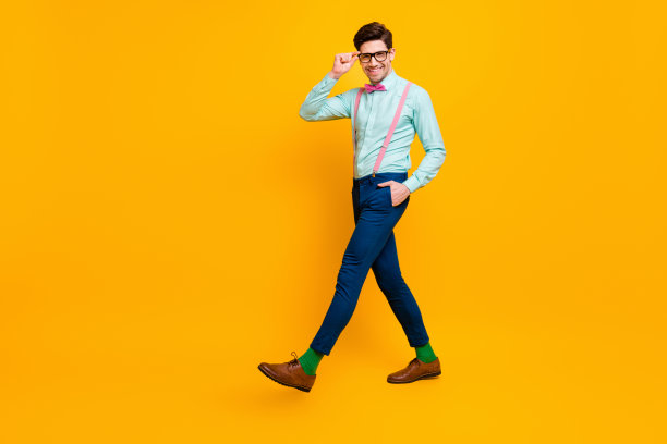 全尺寸的个人资料照片酷时尚的家伙男朋友走在街上约会女朋友戴眼镜衬衫蝴蝶结领带吊带裤鞋孤立亮黄色背景图片下载