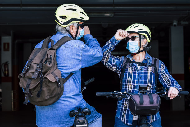 疫情期间，老年夫妇骑自行车用碰肘代替拥抱问候图片下载