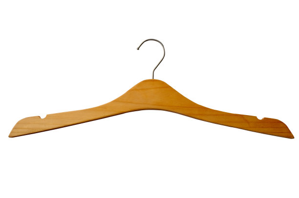 木制衣架孤立在白色背景上。图片下载