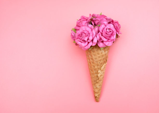 粉底花华夫蛋筒。生日、周年纪念日、婚礼的装饰品。简约的假日装饰概念。图片下载