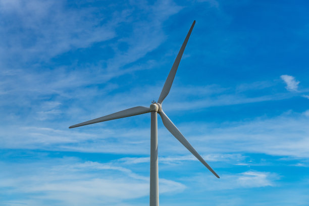 晴天有风力发电机或风力转换器图片下载