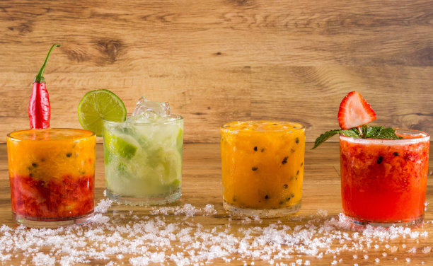 凯匹林亚鸡尾酒，巴西国家鸡尾酒，以cachaça，甘蔗甜酒和水果为背景。图片下载
