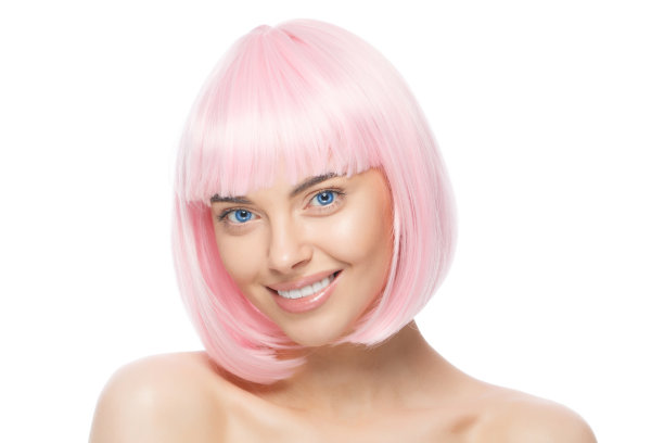 年轻美丽的微笑女人戴着粉红色的假发，站在赤裸的肩膀和脖子，准备派对，孤立在白色的背景图片下载