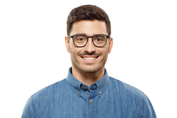 一个年轻英俊的商人的肖像，穿着牛仔蓝衬衫和眼镜，感到自信和快乐的微笑，孤立在灰色的背景图片下载