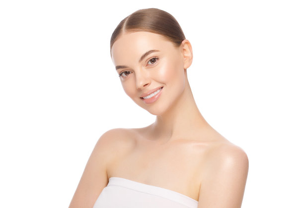 年轻美丽的微笑女性的肖像站着赤裸的肩膀，孤立在白色的背景。女性美的概念图片下载