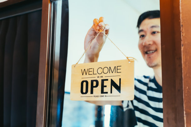 亚洲商人转身打开了门上的写字板图片下载