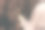 特写的女人敲古老的中世纪门-女性的手使用门环图片下载