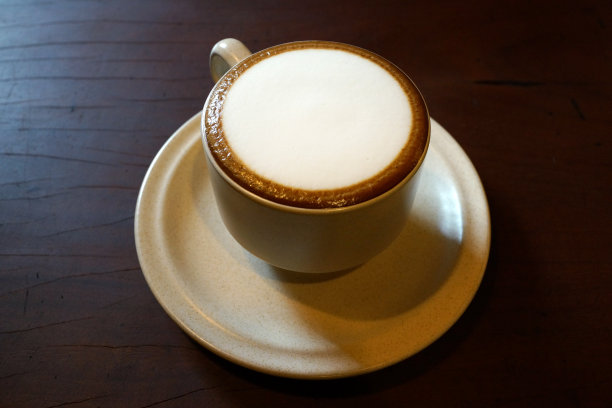 木桌上放一杯拿铁图片下载