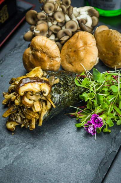 寿司。传统的日本料理，铁木优质蘑菇，香菇，石路，装饰在一个优雅的设置。垂直的照片。图片下载