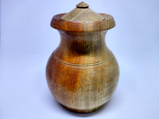 传统的香料木罐。孤立在白色背景上图片下载