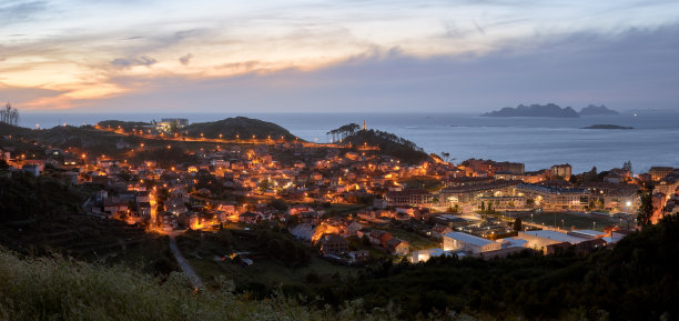 西班牙加利西亚巴亚纳市日落全景。图片下载